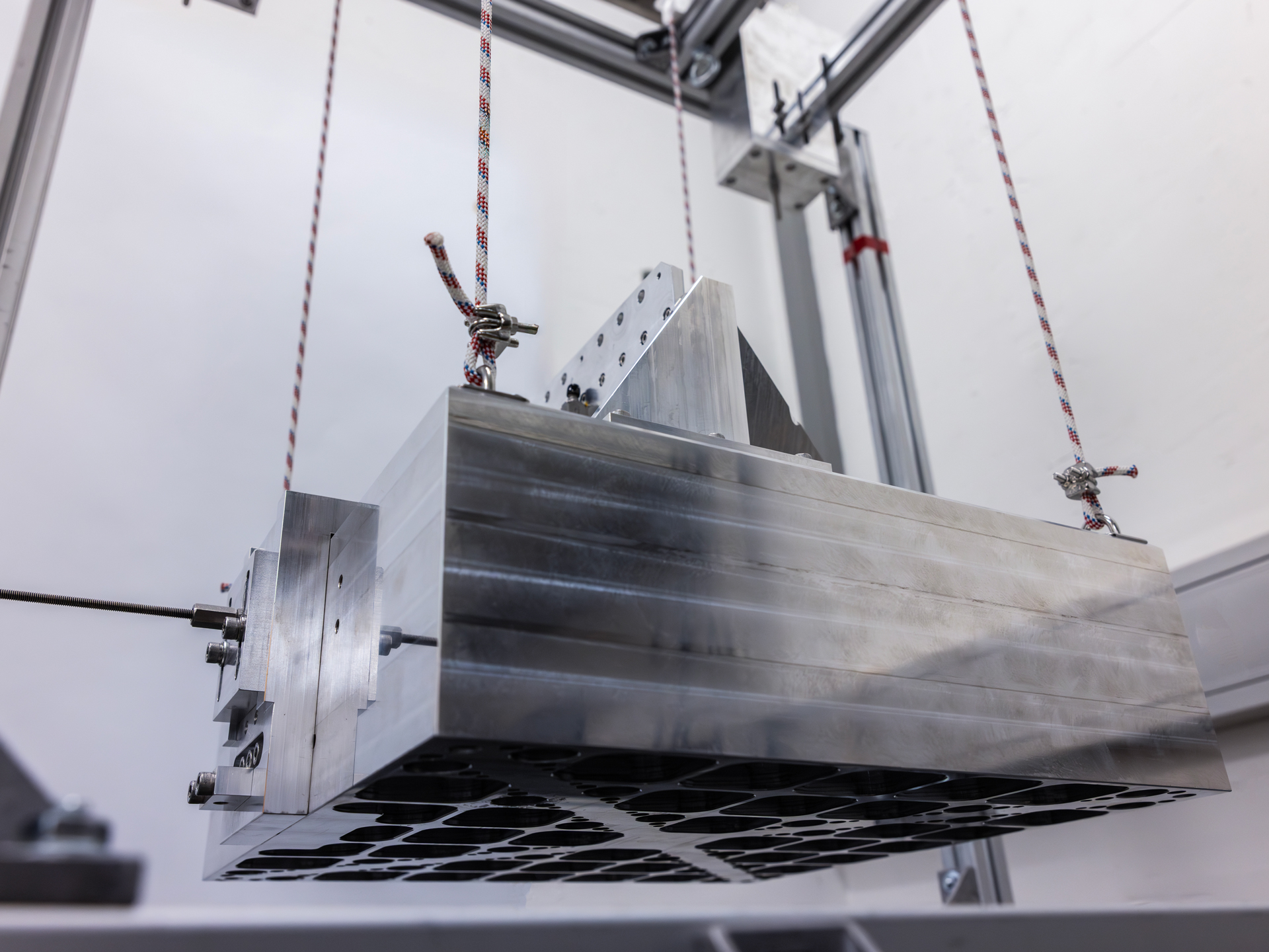 Suspended platform for microvibration susceptibility characterization.