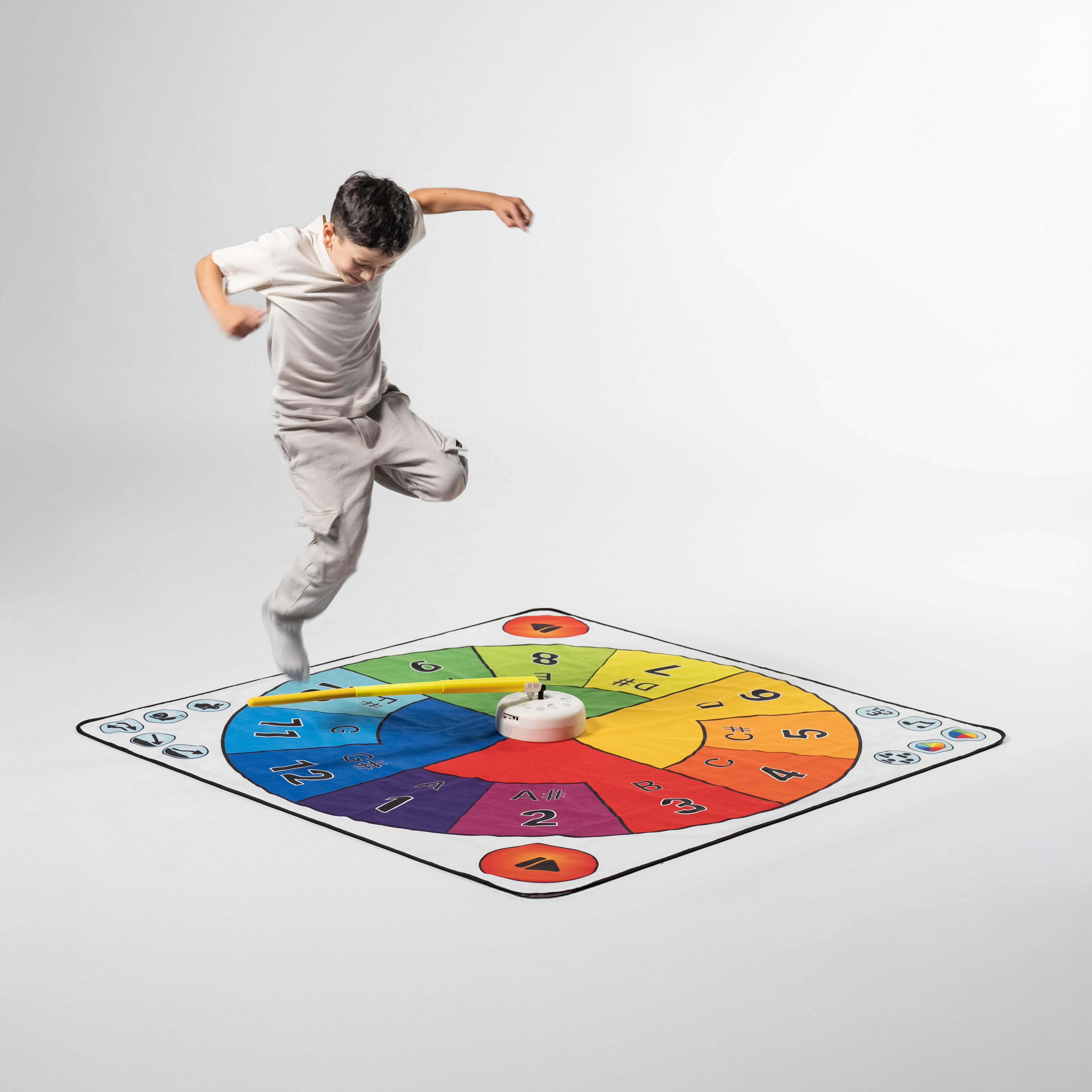 Child playing with the screen-free console Spin & Play®