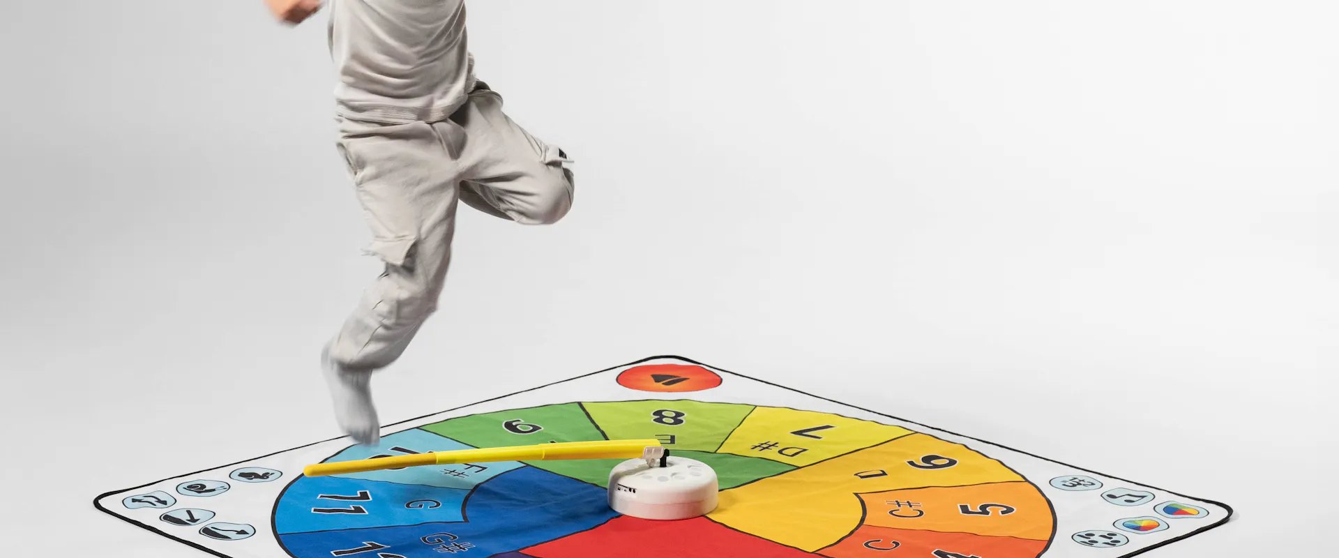 Child playing with the screen-free console Spin & Play®