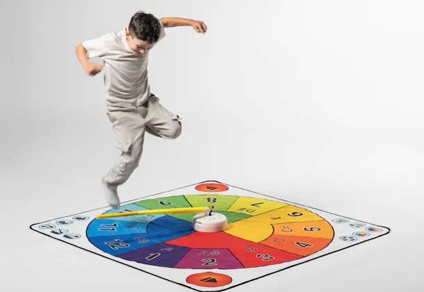 Child playing with the screen-free console Spin&Play