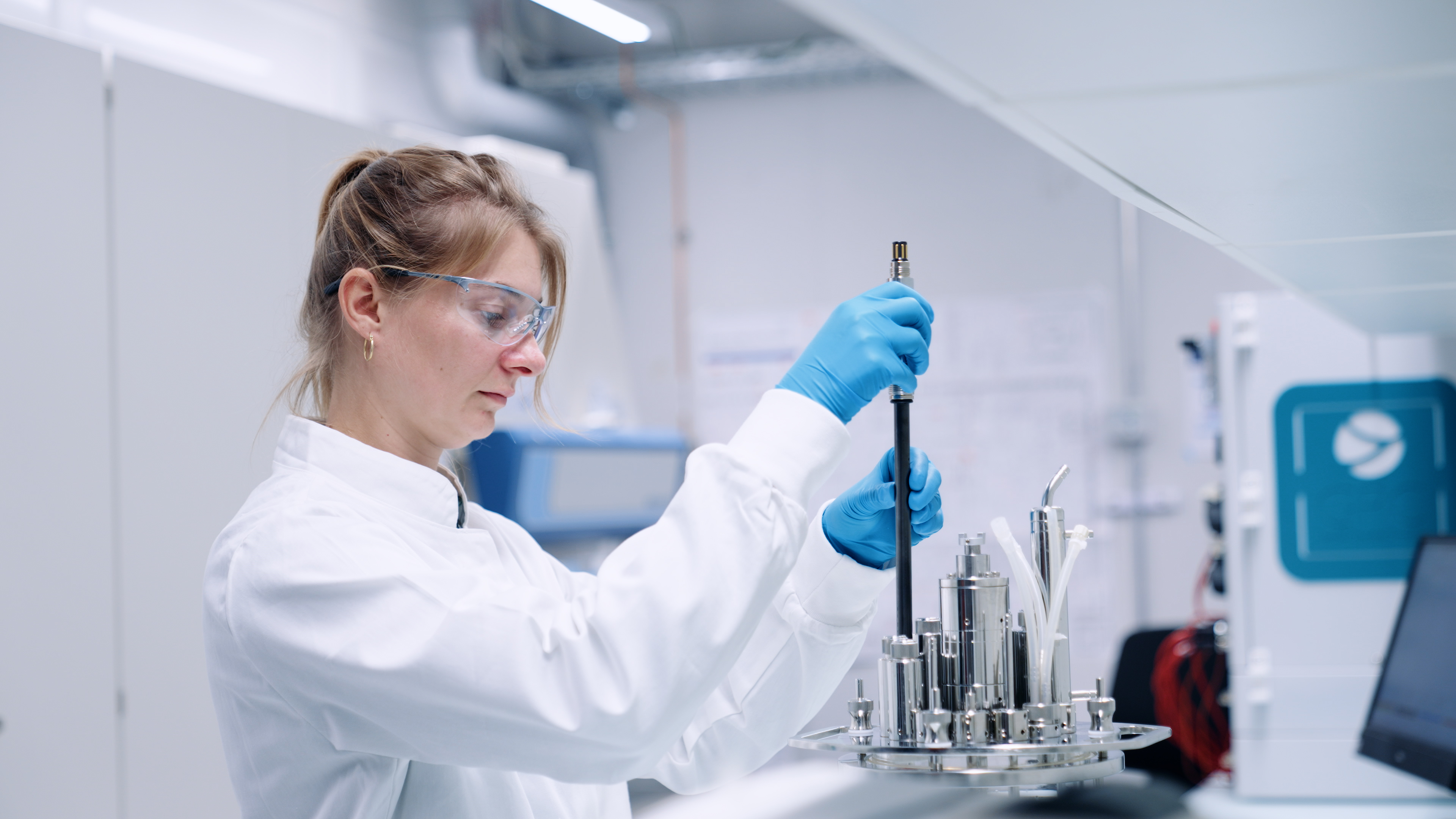 Scientist handling Hamilton’s GlucoSense sensor during installation in a bioreactor for real-time glucose monitoring. Image courtesy of Hamilton Bonaduz AG.