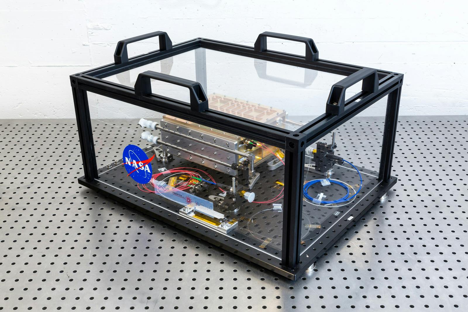 Der Prototyp eines Lasers der NASA, der vergangene Gravitationswellen aufspüren soll.
