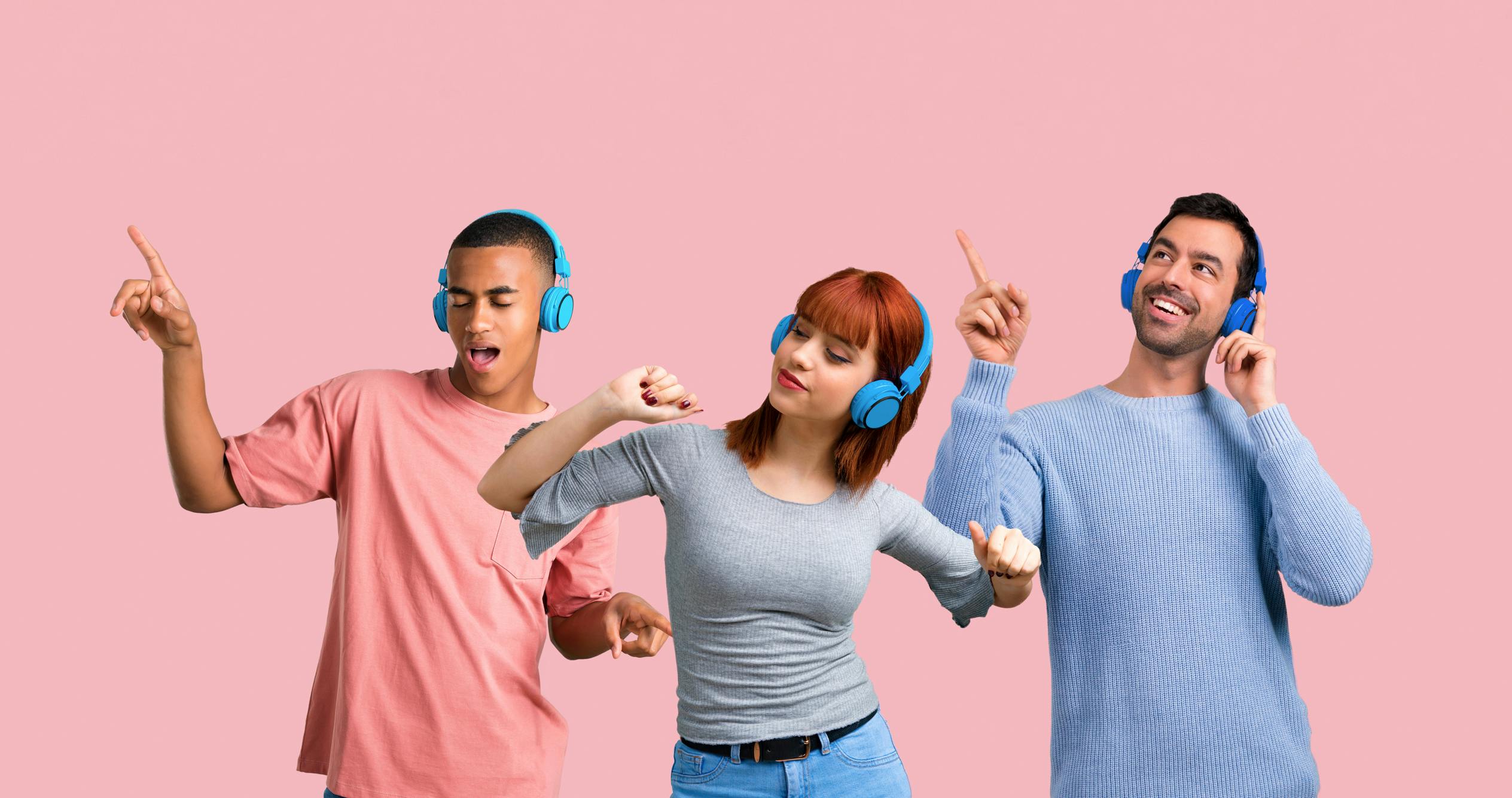 Eine Frau und zwei Männer tanzen nebeneinander und tragen dabei blaue Kopfhörer. 