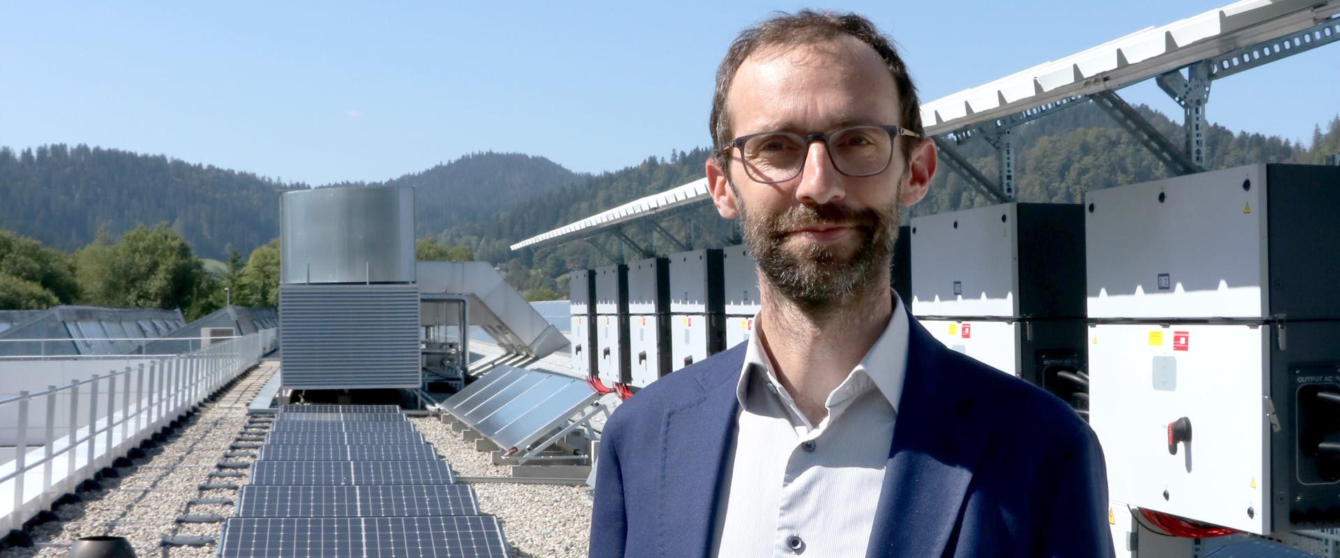 DESPEISSE Matthieu Group Leader Sustainable Energy DESPEISSE au CSEM pose sur le nouveau toit de DIXI