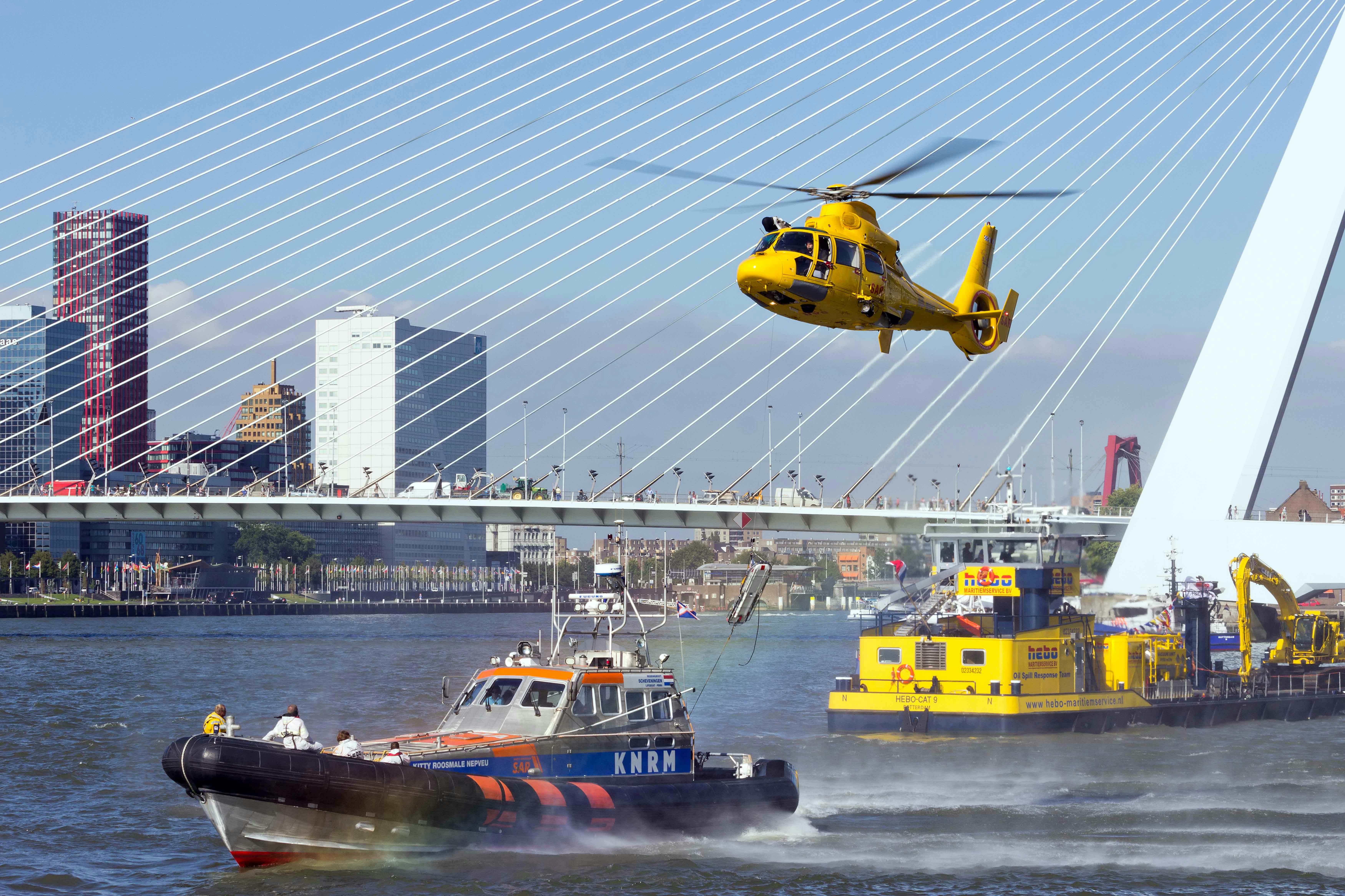 Boot, Hubschrauber und Fähre in einer städtischen Umgebung