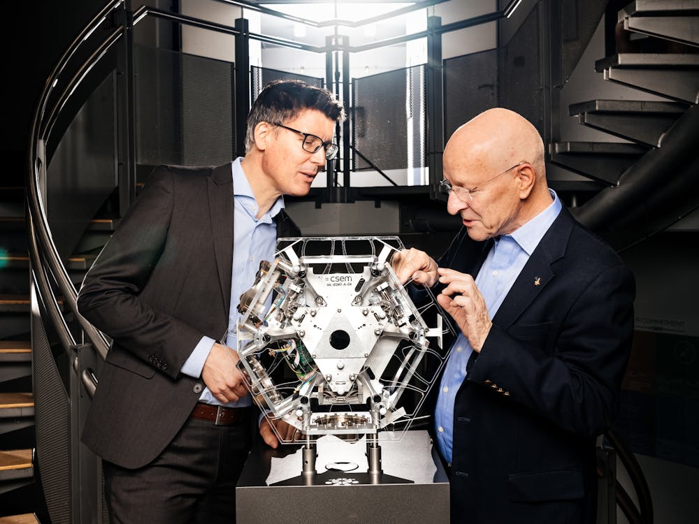 Alexandre Pauchard and Claude Nicollier looking at an advanced 3D-printed system for the European Commission Horizon 2020 funded project PULSAR