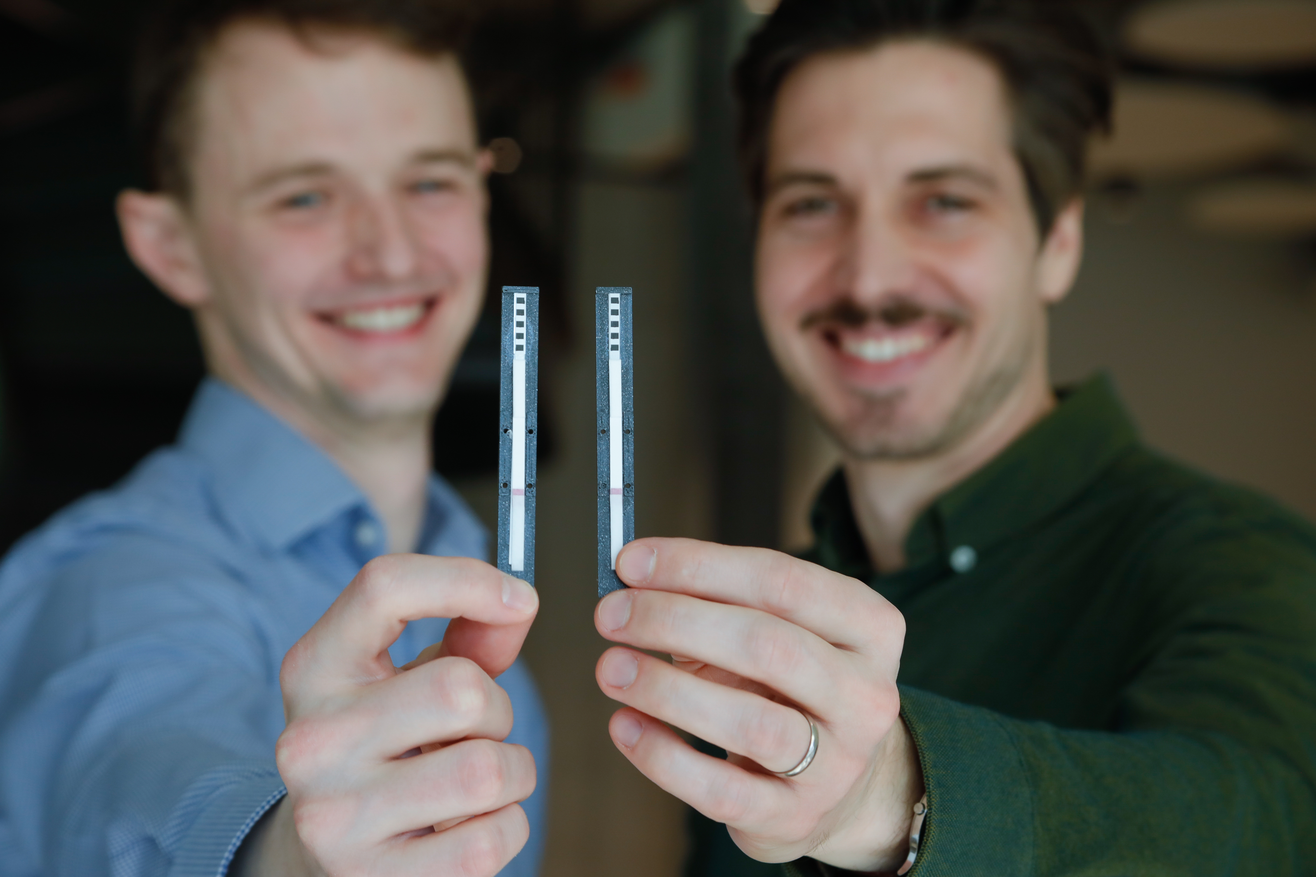 MOMM Diagnostics (f.l.t.r.): Christopher Wood and Mathias Wipf are holding samples of the preeclampsia test.