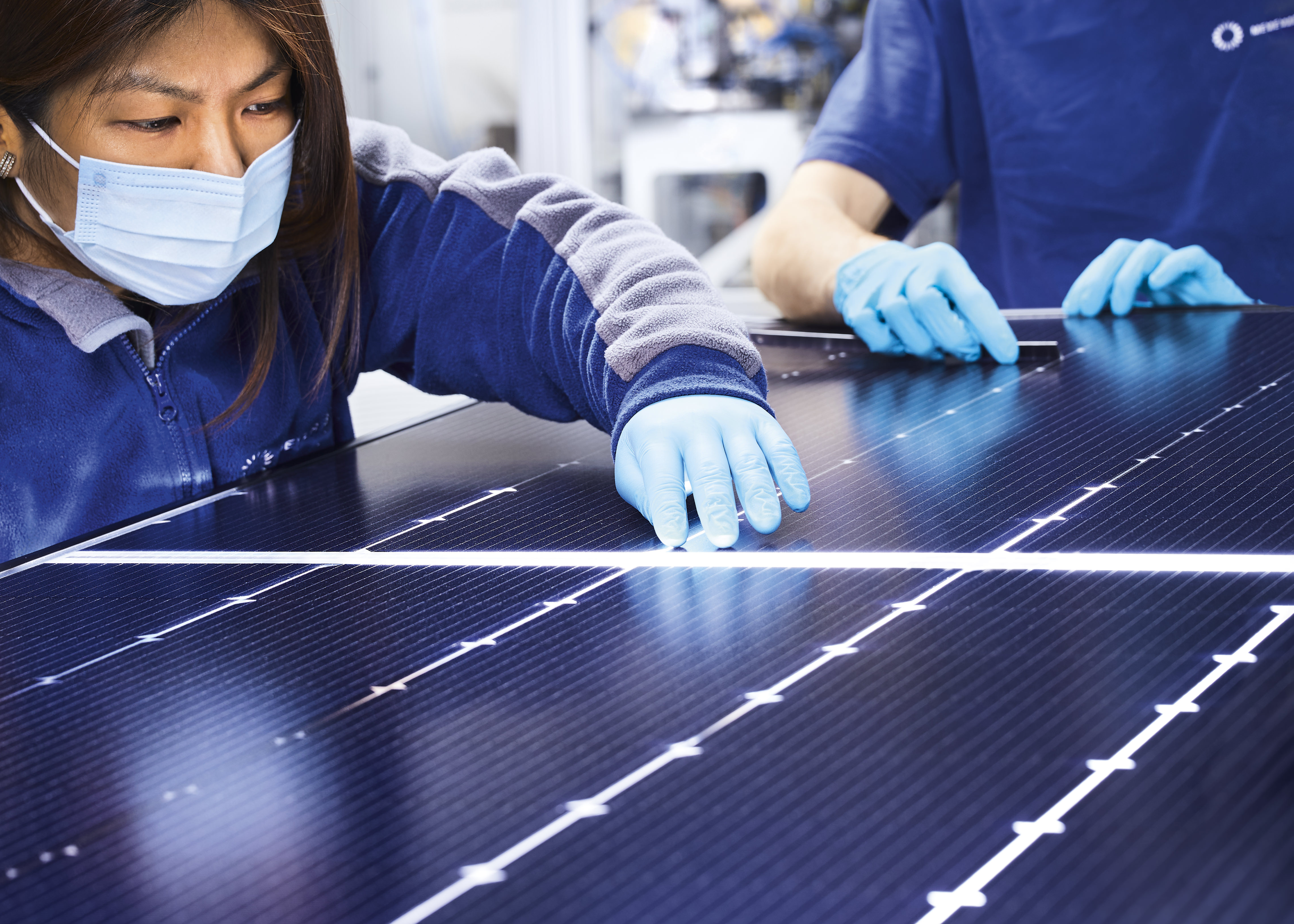 两位科学家看光伏面板