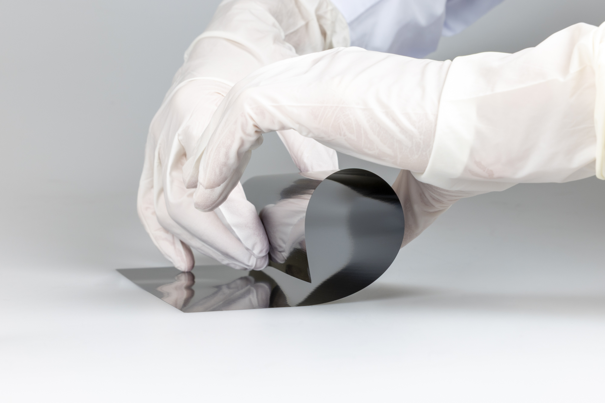 Flexible crystalline silicon wafer with a thickness below 50 microns.