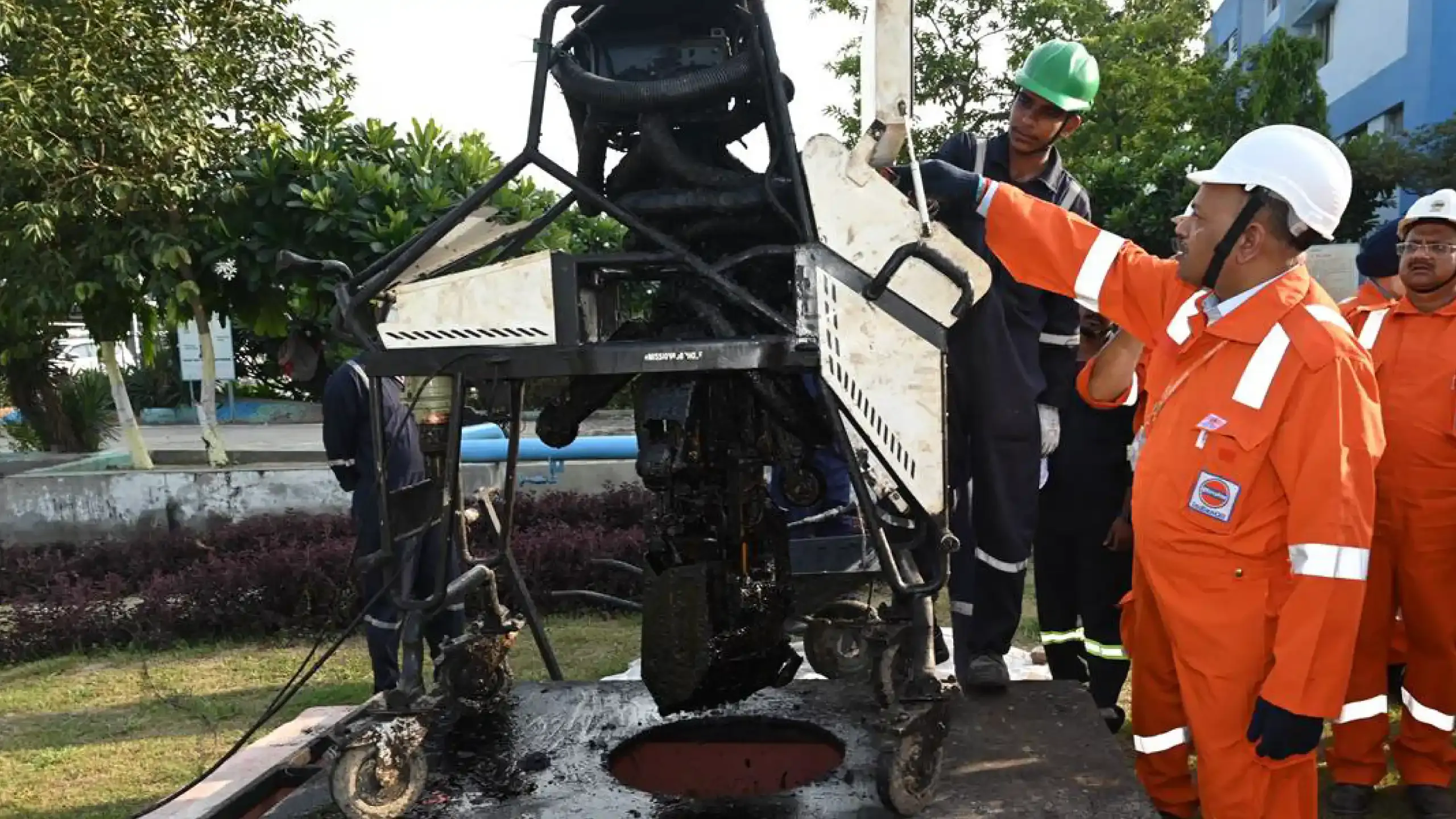 World’s 1st robotic scavenger! Bandicoot robot developed with Make In India & Swachh Bharat initiatives by Genrobotics to clean tanks