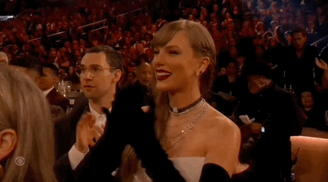 Taylor Swift Applauds enthusiastically