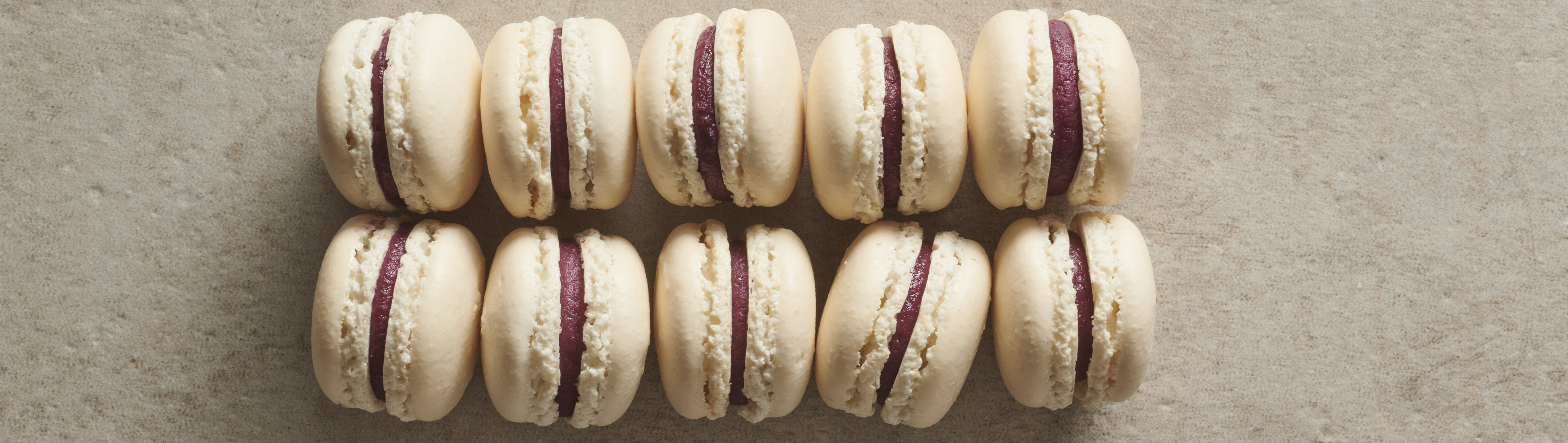 Macarons chocolat blanc et cassis