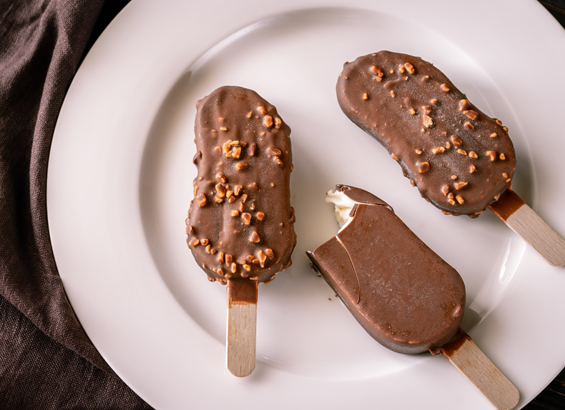 Bâtonnets de glace crème anglaise et chocolat