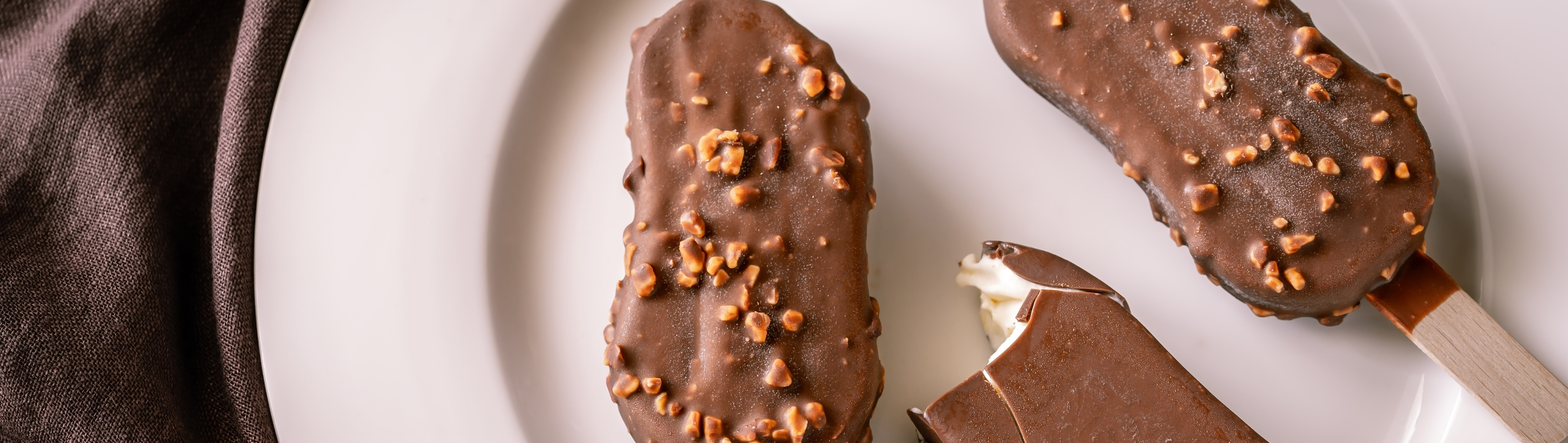 Bâtonnets de glace crème anglaise et chocolat