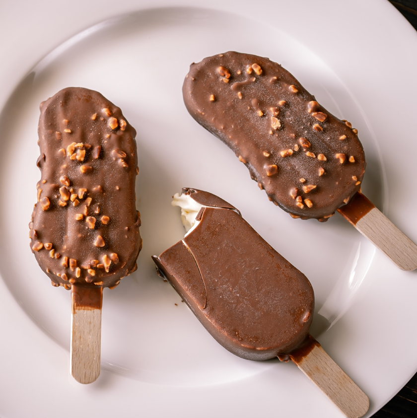 Bâtonnets de glace crème anglaise et chocolat