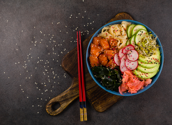 Poke bowl crevettes cajun et mangue