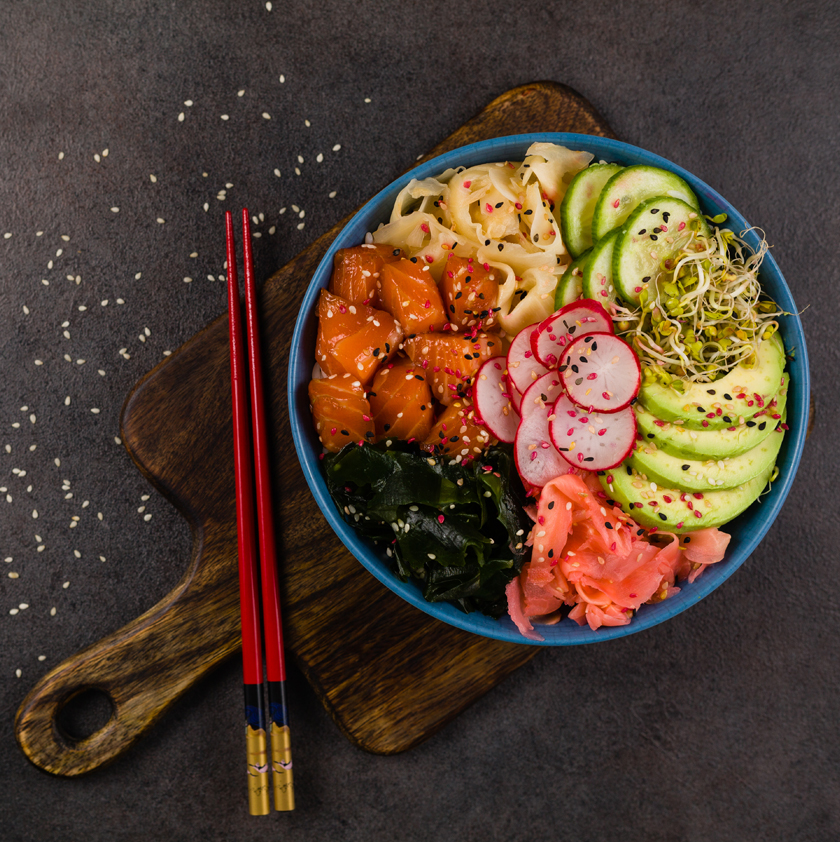 Poke bowl crevettes cajun et mangue