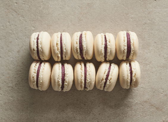 Macarons chocolat blanc et cassis