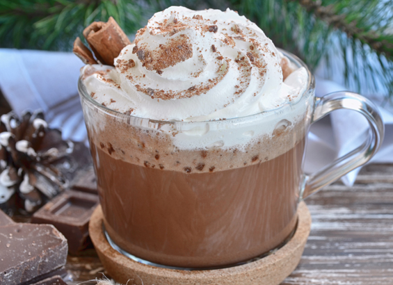 Chocolat chaud cannelle et chantilly orange