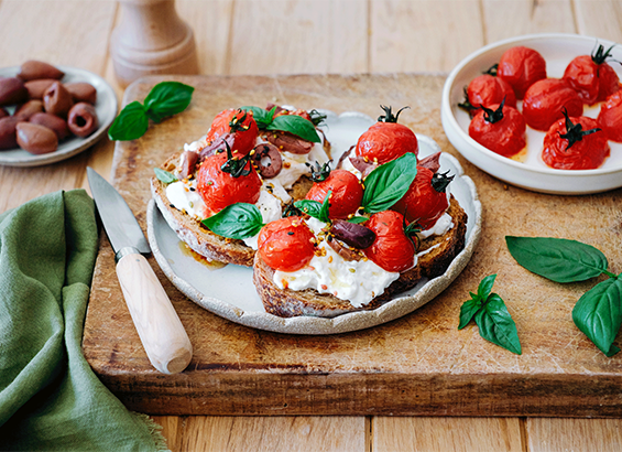Bruschetta aux tomates cerises, stracciatella et olives