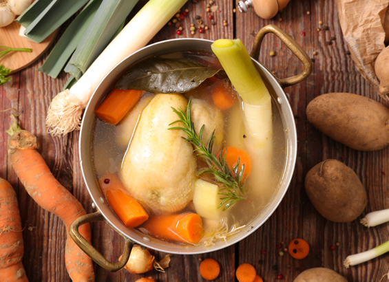 Poule au pot et sa sauce blanche