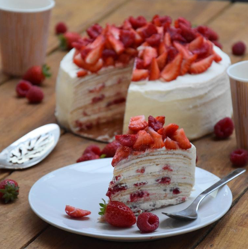 Gâteau de crêpes chantilly fraises et framboises