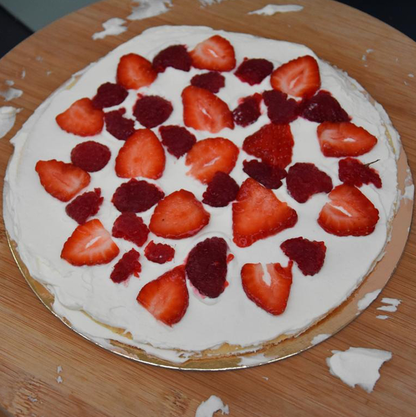 Gâteau de crêpes chantilly fraises et framboises