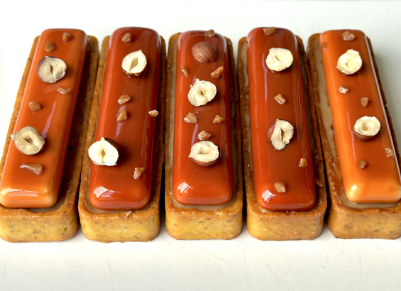 Entremets cœur praliné et mousse chocolat blond