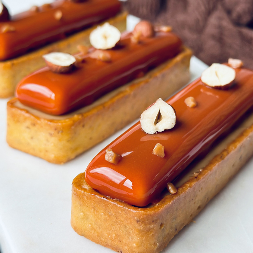 Entremets cœur praliné et mousse chocolat blond