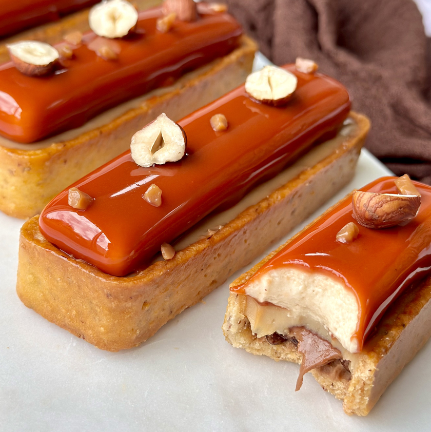 Entremets cœur praliné et mousse chocolat blond