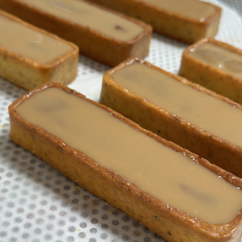 Entremets cœur praliné et mousse chocolat blond