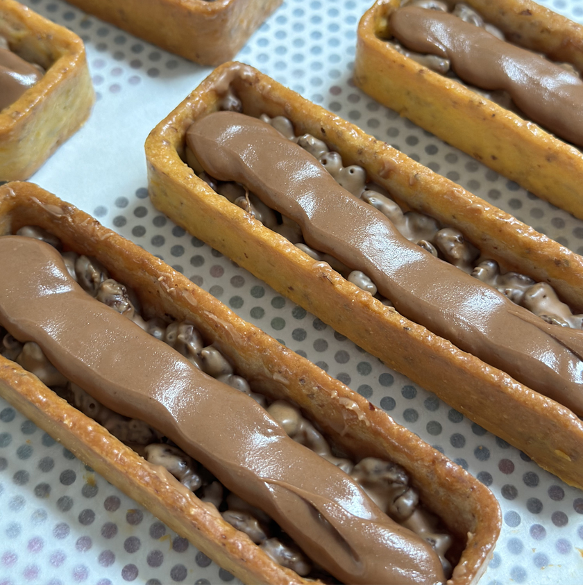 Entremets cœur praliné et mousse chocolat blond