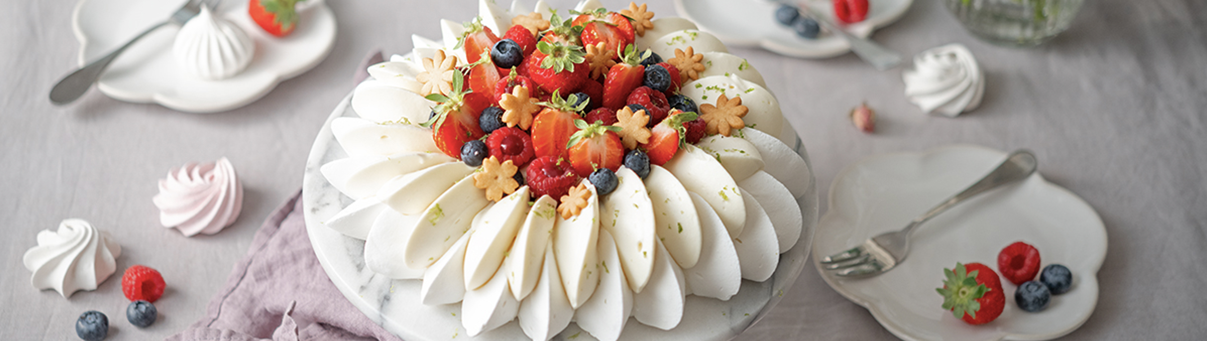 Pavlova aux fruits rouges et yuzu
