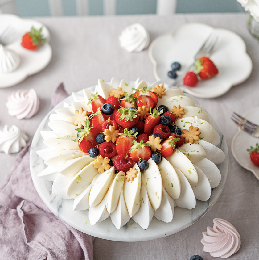 Pavlova aux fruits rouges et yuzu