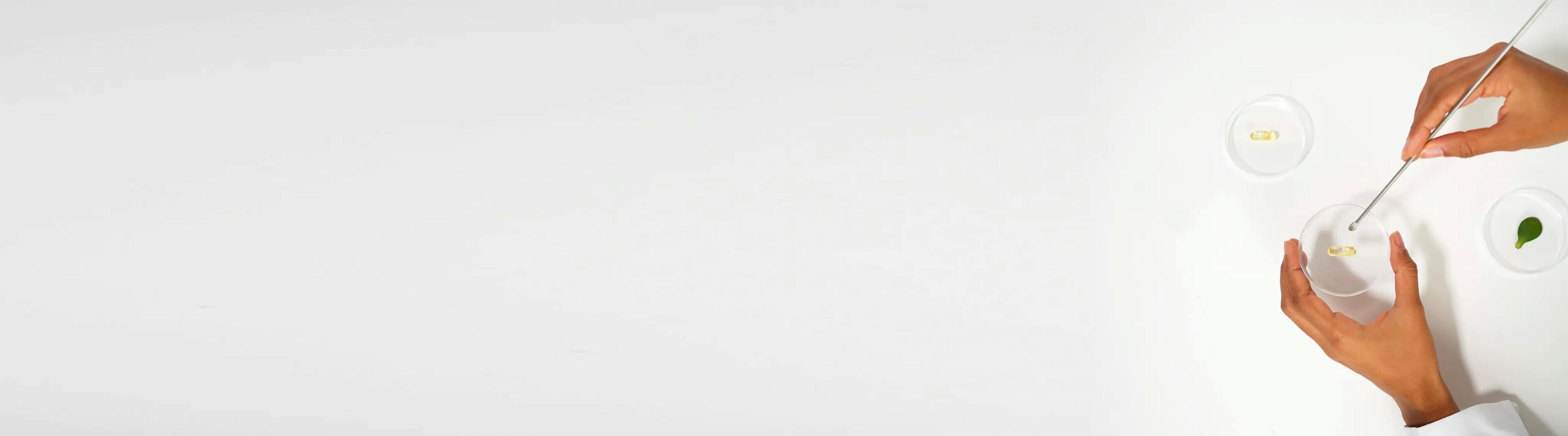 Manipulation d’une capsule pharmaceutique dans une boîte de Pétri en laboratoire