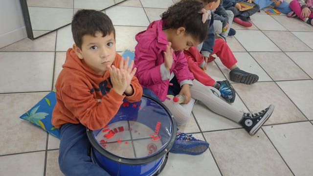 Crianças na aula de musicalização