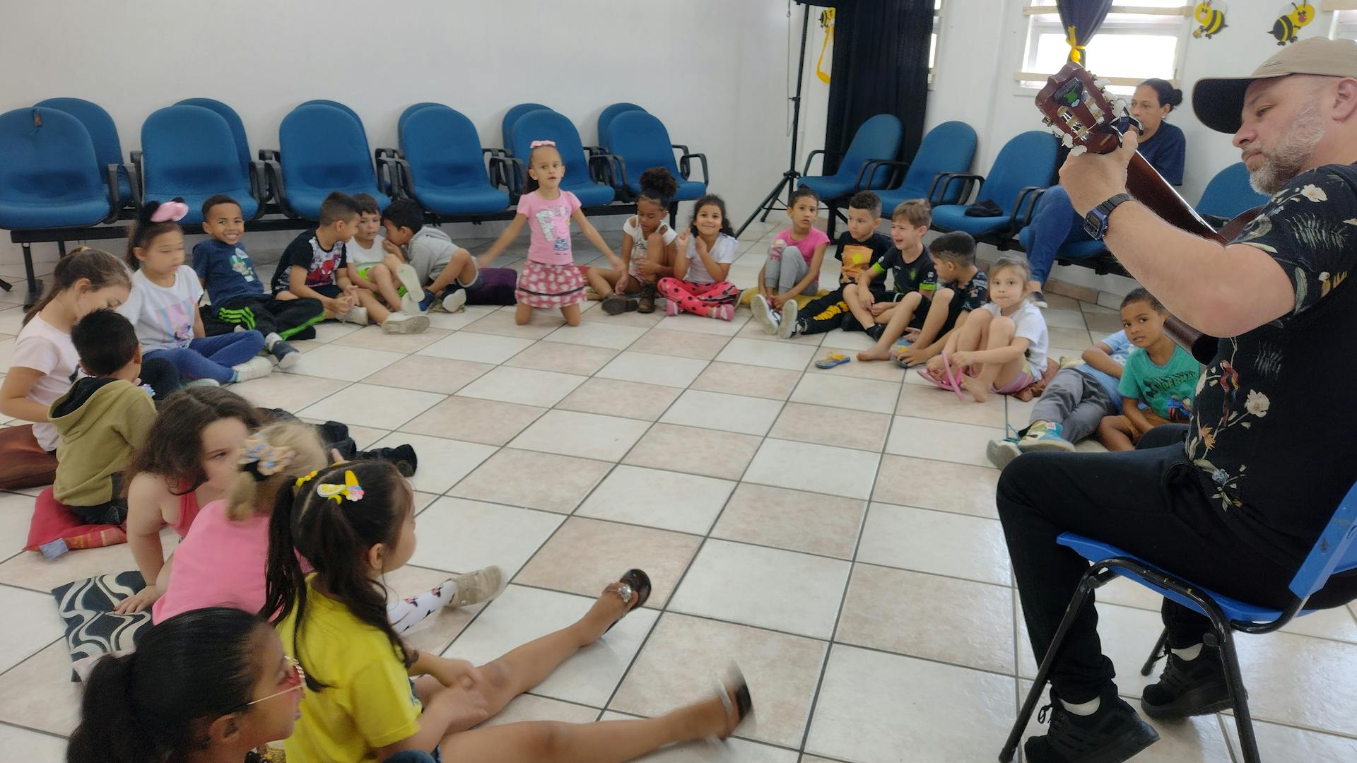 Crianças em um círculo na aula de musicalização