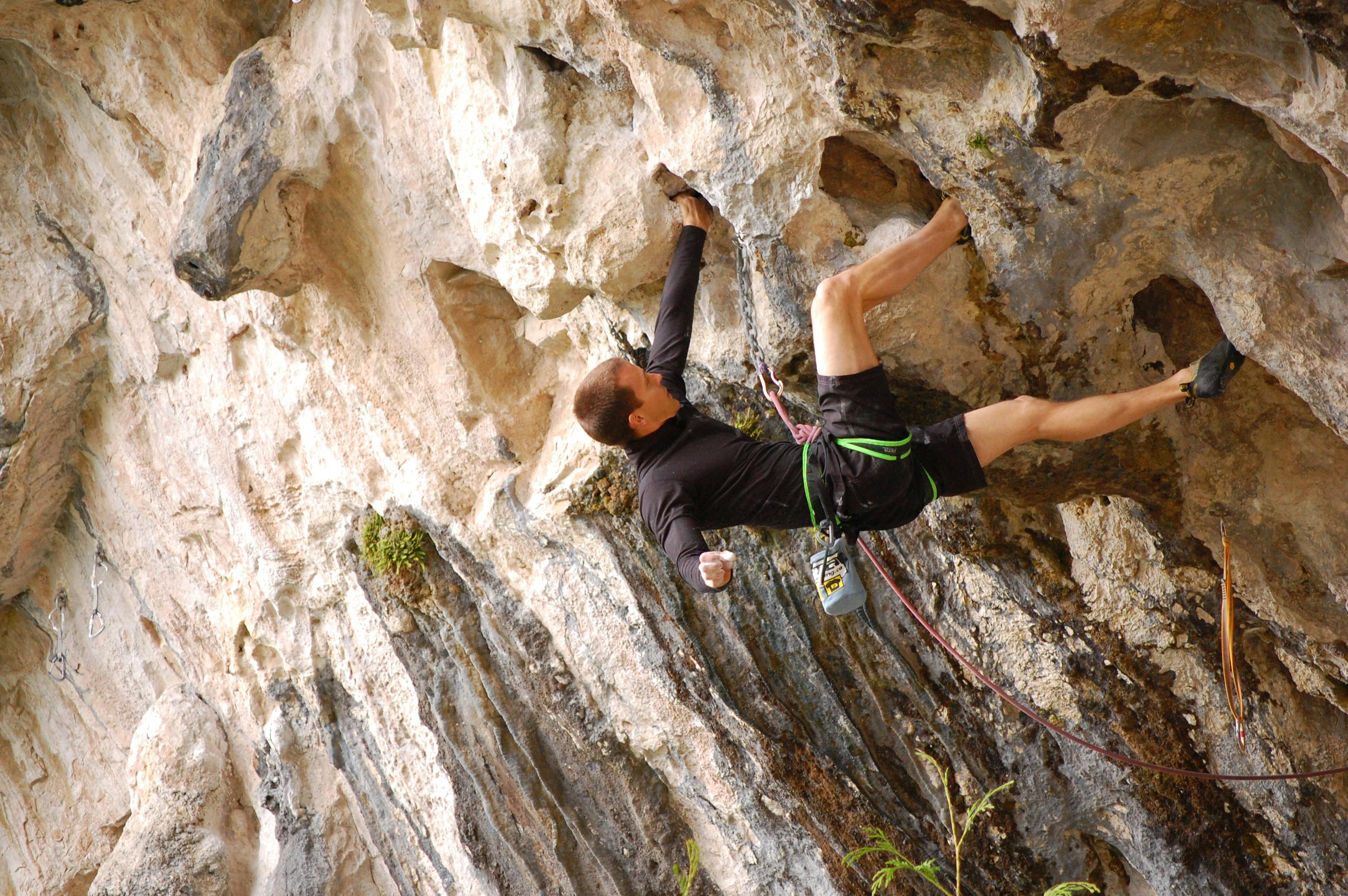 Source: https://commons.wikimedia.org/wiki/File:Overhanging_rock_climbing.jpg