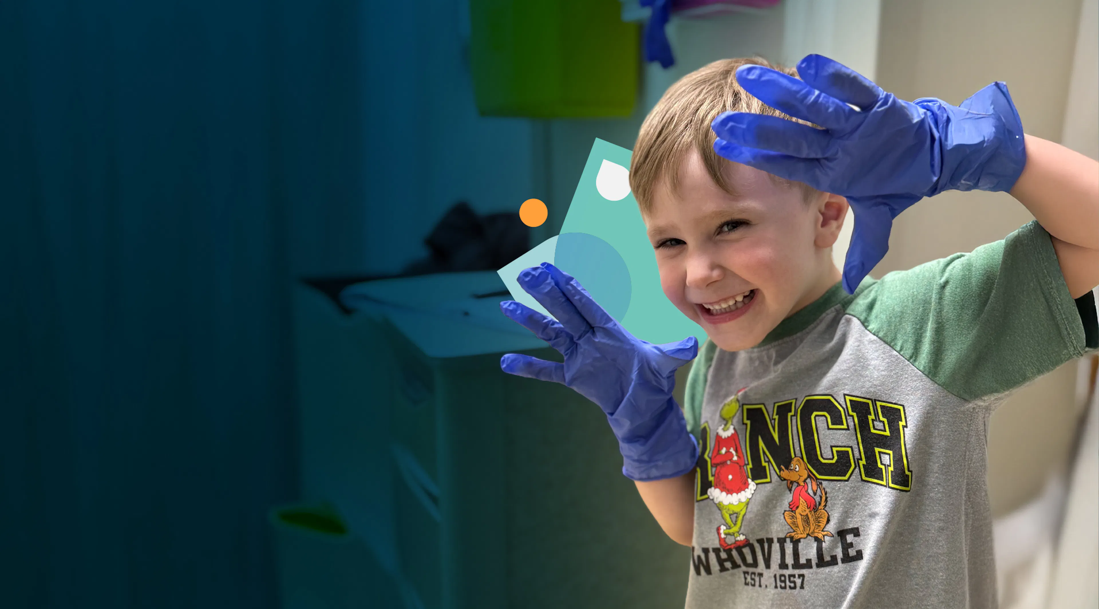Jack, un jeune garçon atteint de fibrose kystique, porte des gants d’hôpital et fait le clown dans sa chambre d’hôpital.
