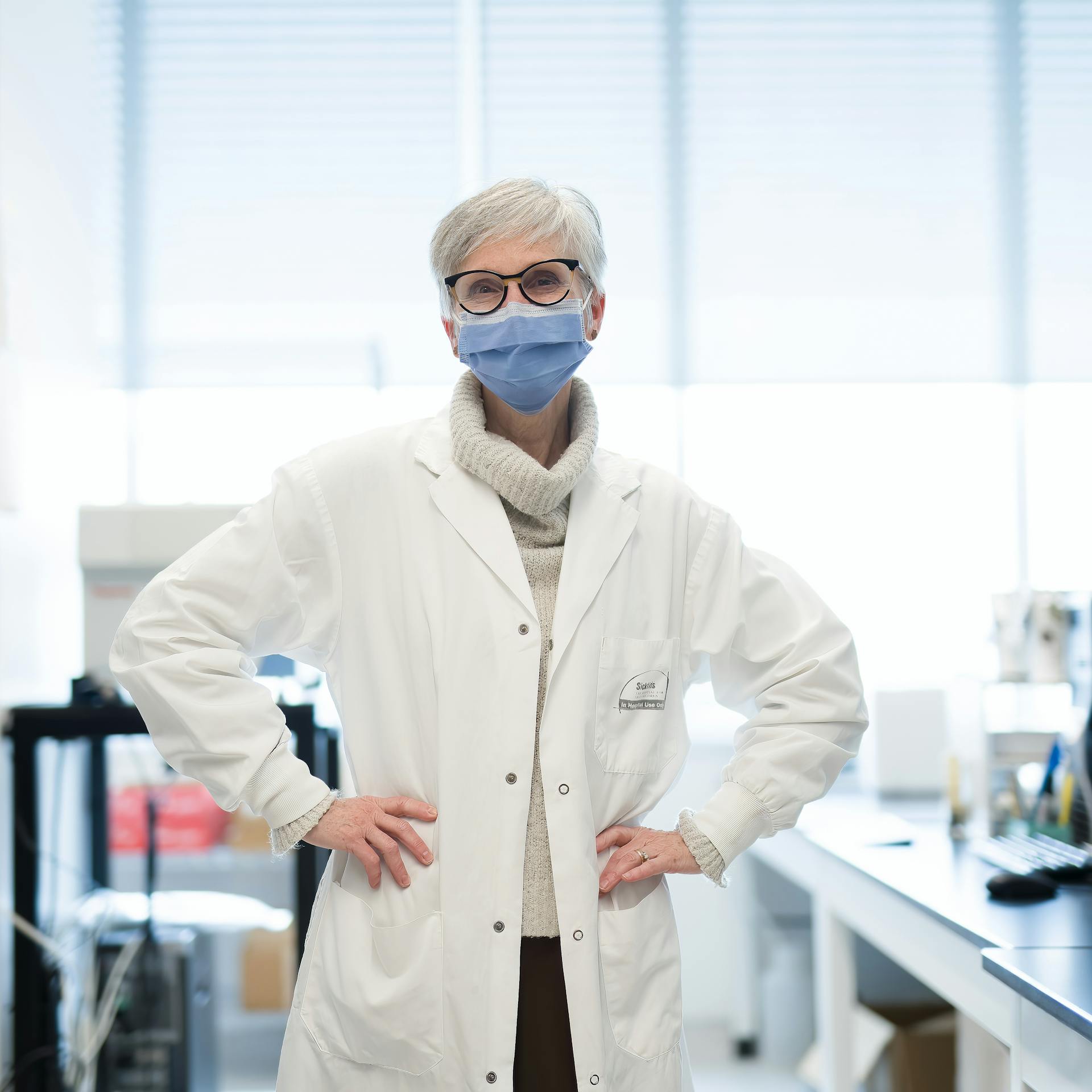 woman in research lab and face mask