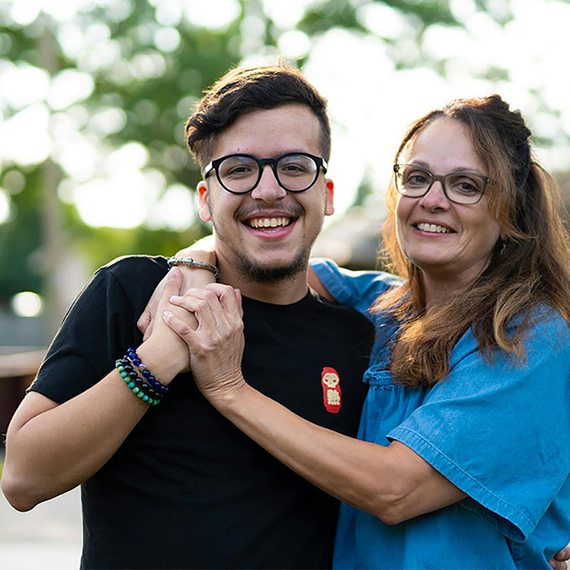 un homme et une femme heureux enlacés