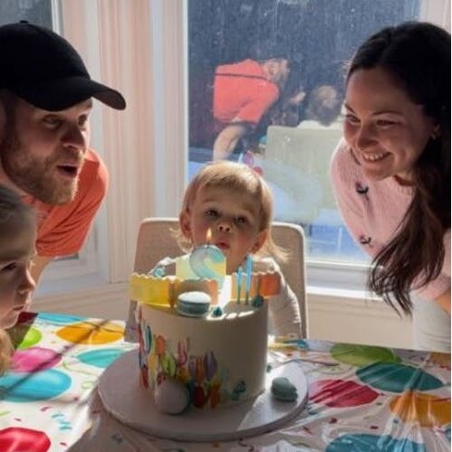 bébé souffle les bougies d'anniversaire