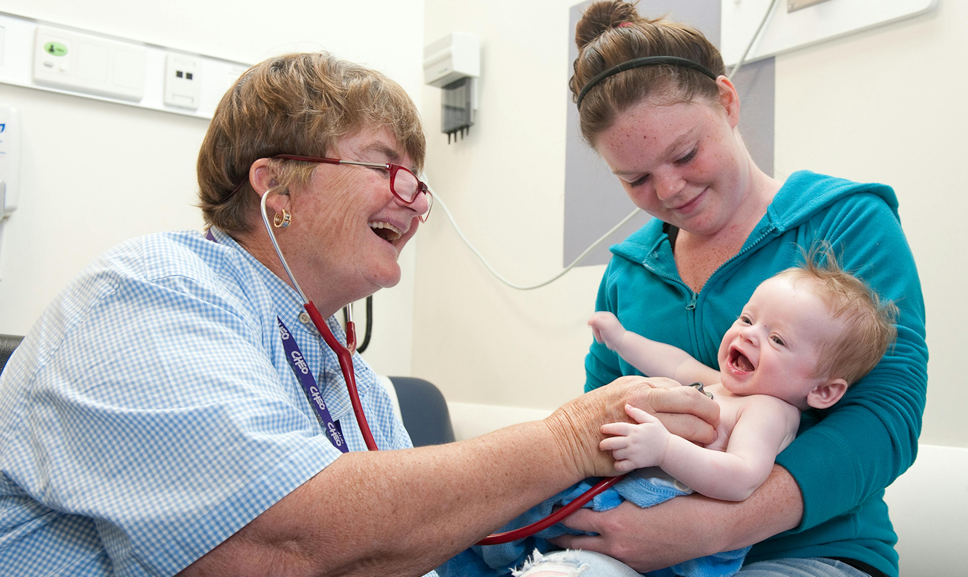 professionnel médical soignant un mère et son bébé dans une clinique