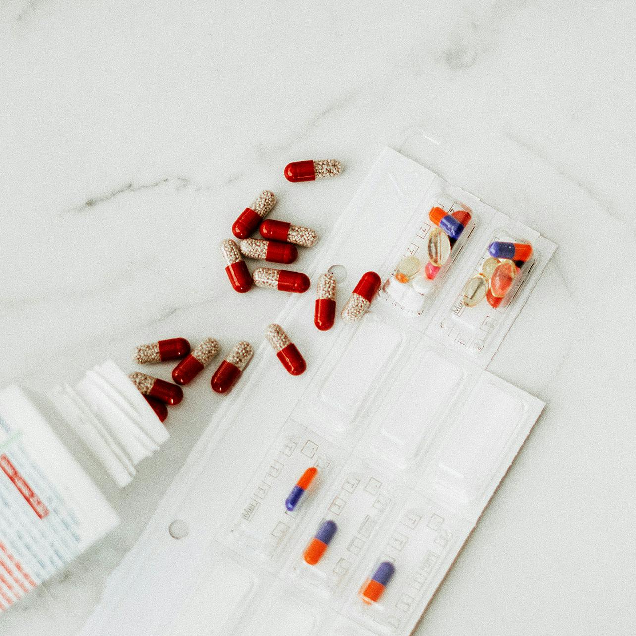 pilules et autres fournitures médicales sur une table