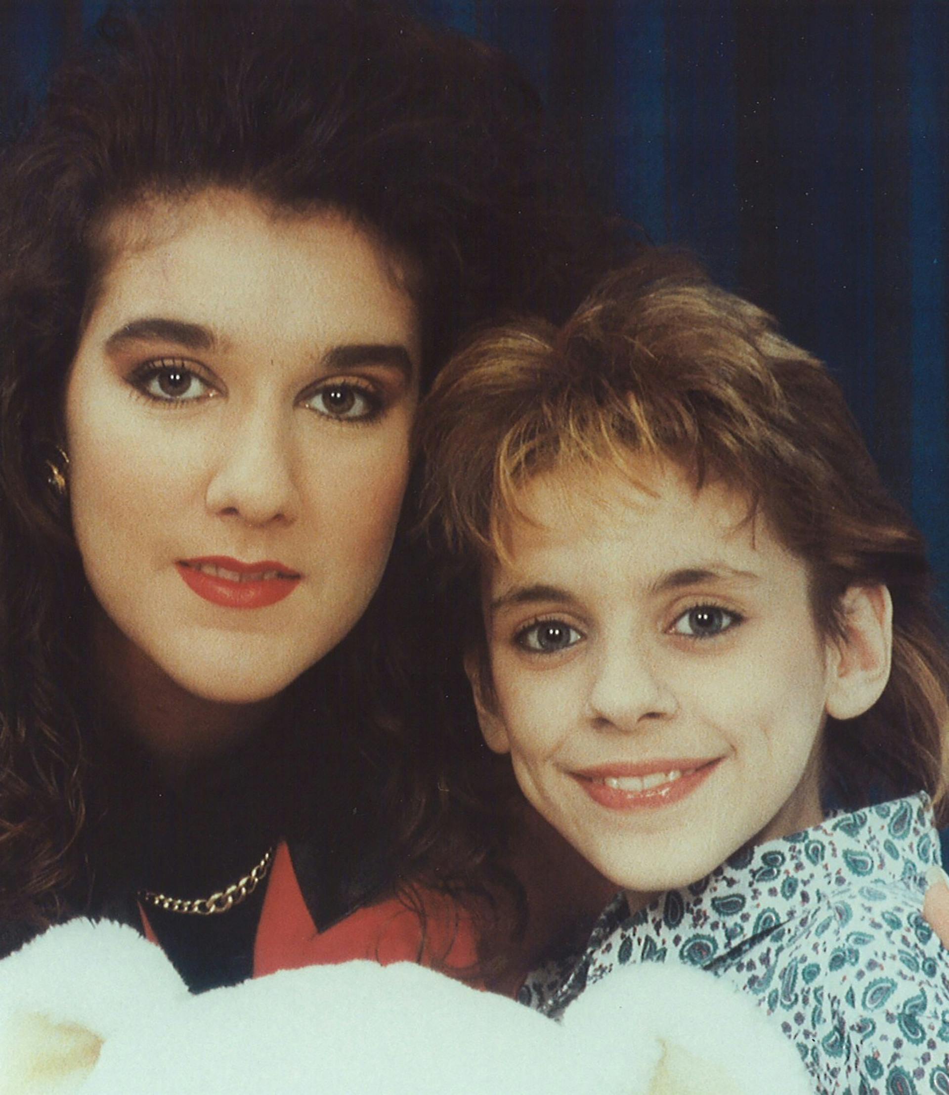 image d'archive d'une femme (Celine Dion) avec une jeune fille