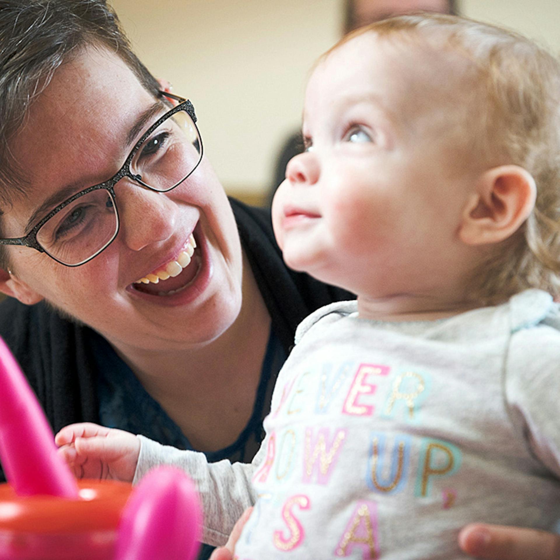 mère tenant son bébé en souriant