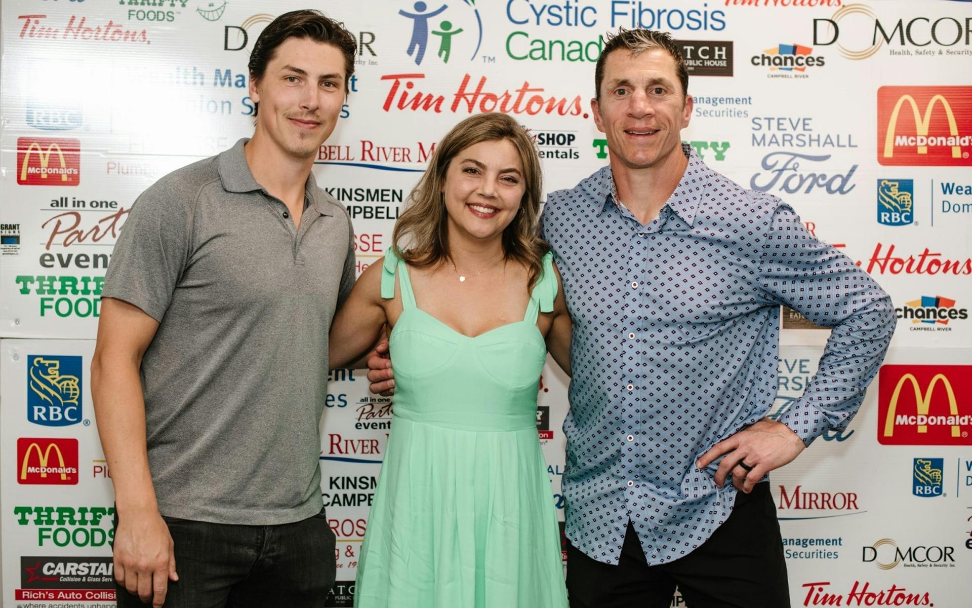 L'entraîneur de la LNH Rod Brind'Amour, le joueur de la LNH Ryan Nugent-Hopkins et la combattante des FC Kim Wood célèbrent la Classique de golf annuelle Rod Brind'Amour des FC.