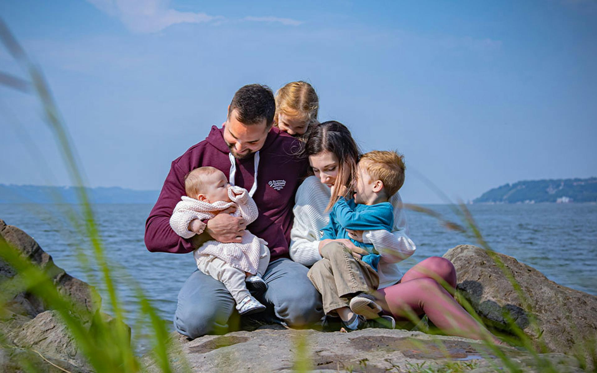 Émerick et sa famille dehors pour un portrait de famille.