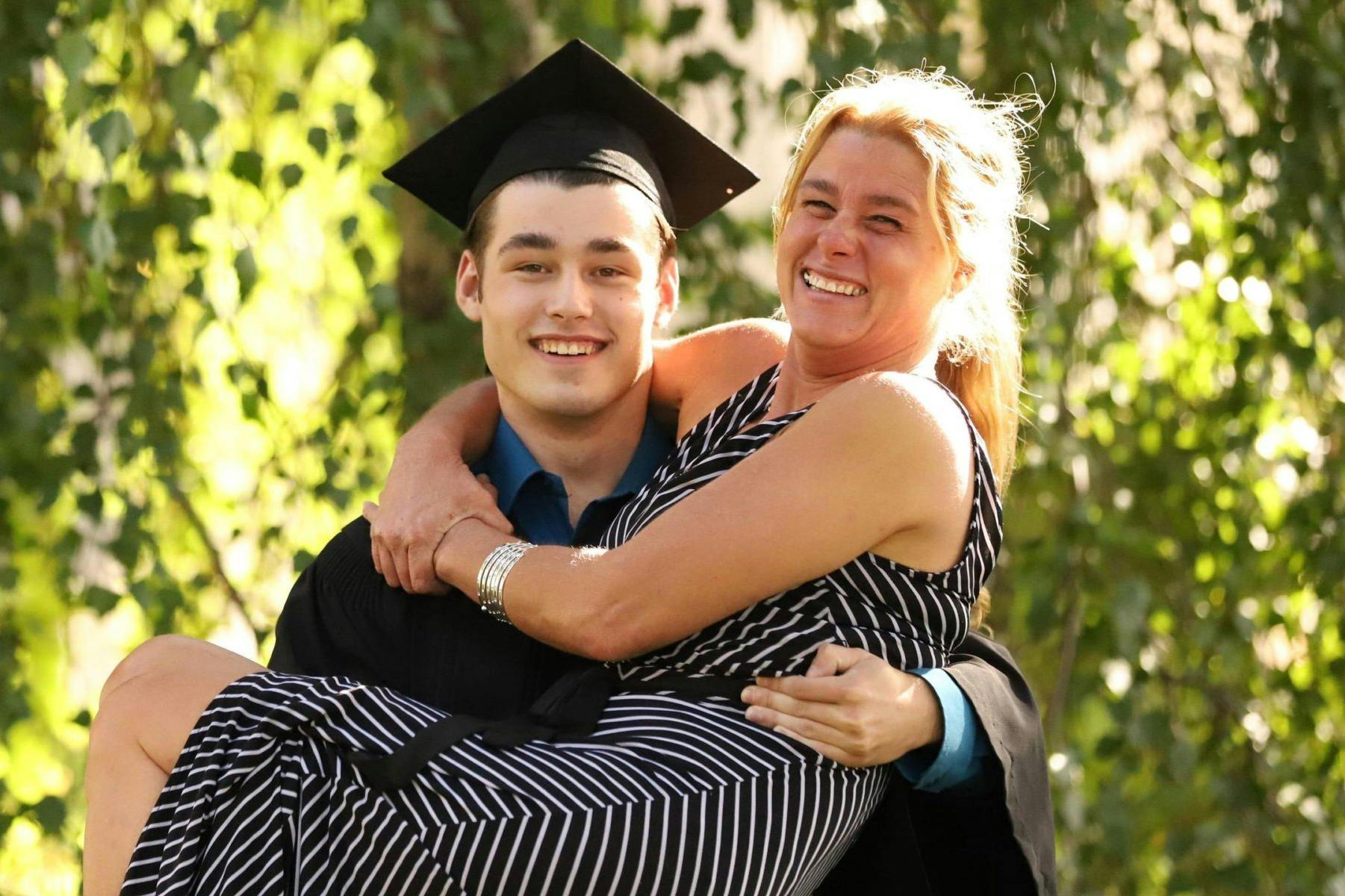 une mère fête l'obtention du diplôme de son fils