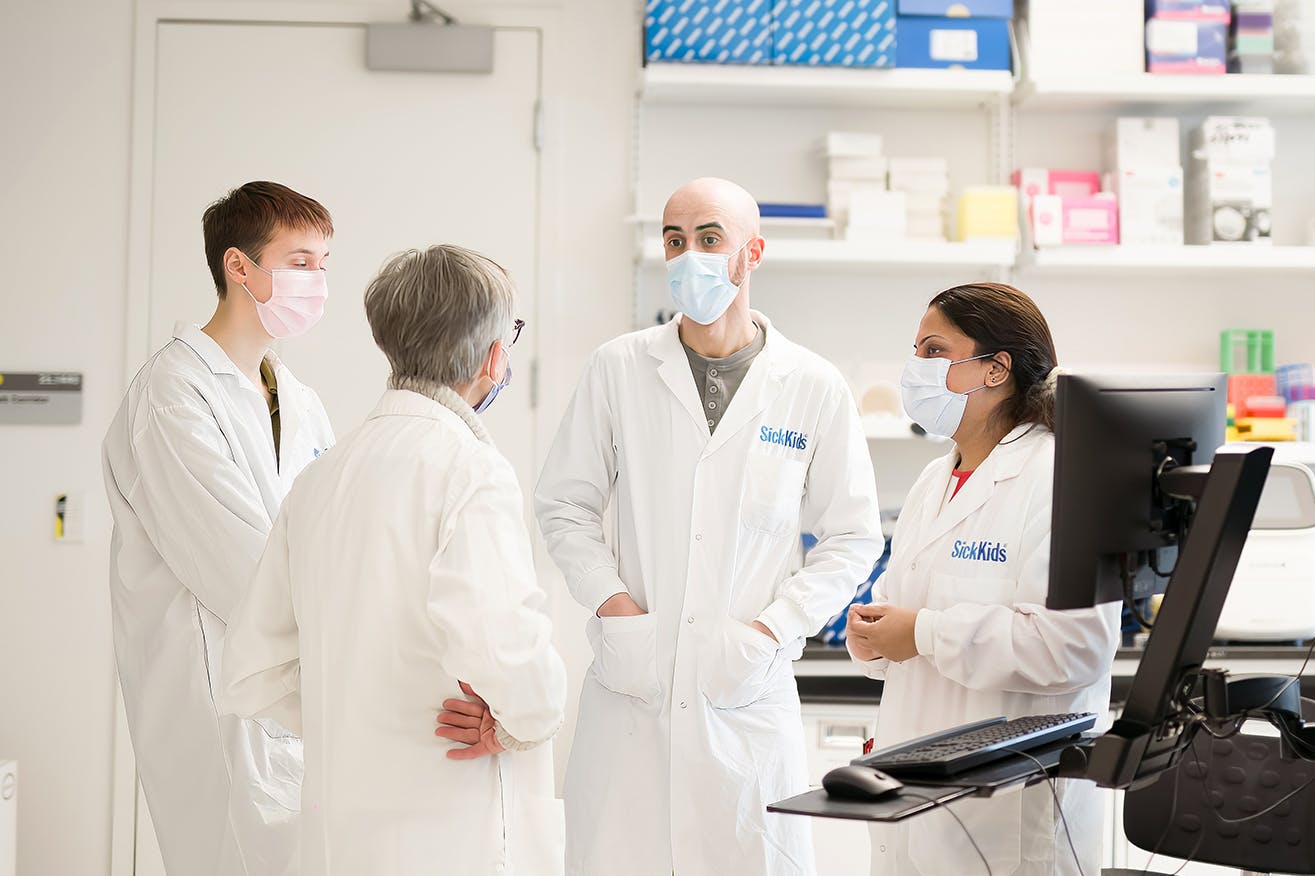 groupe de chercheurs dans un laboratoire